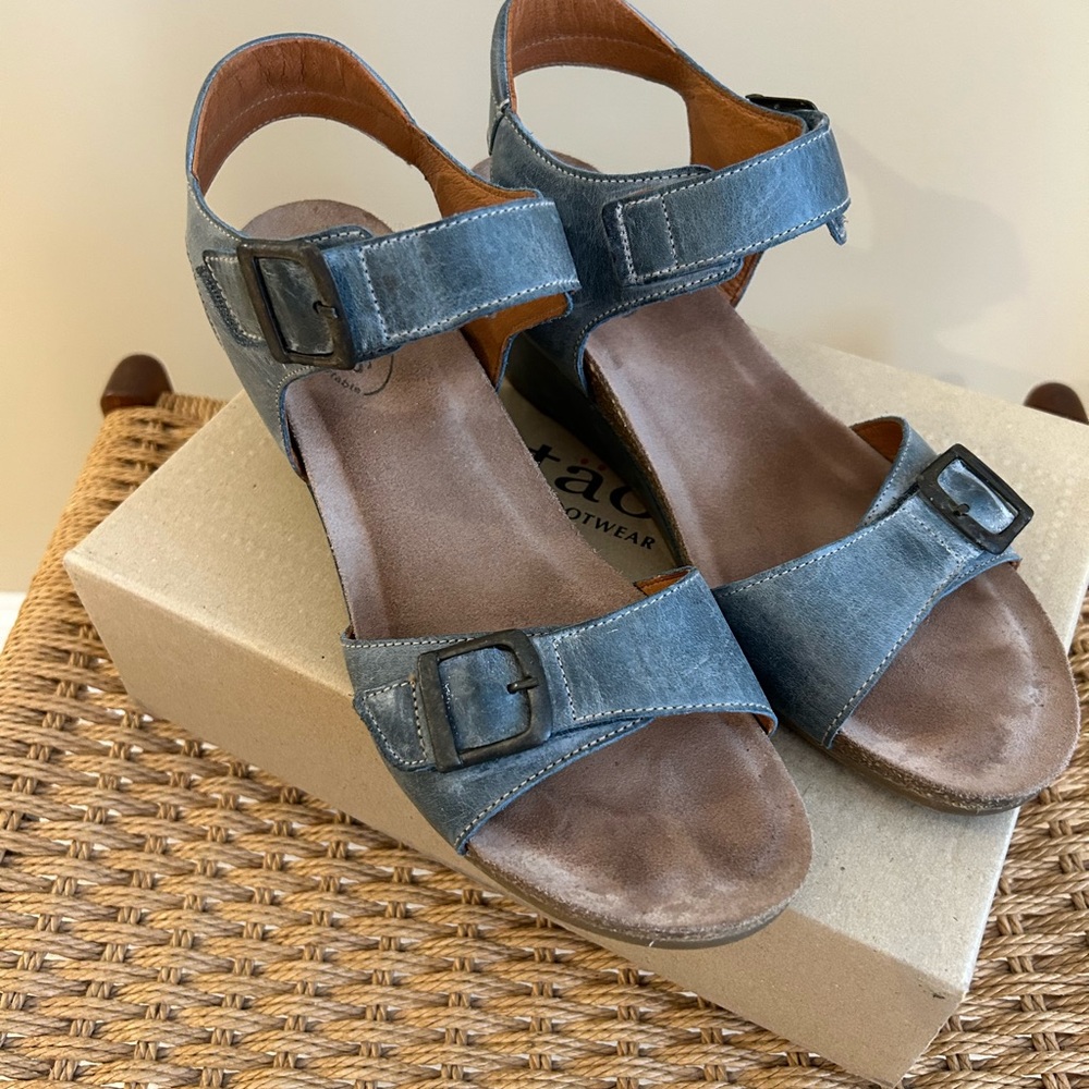 Taos Buckle Up Blue Sandals size EU41